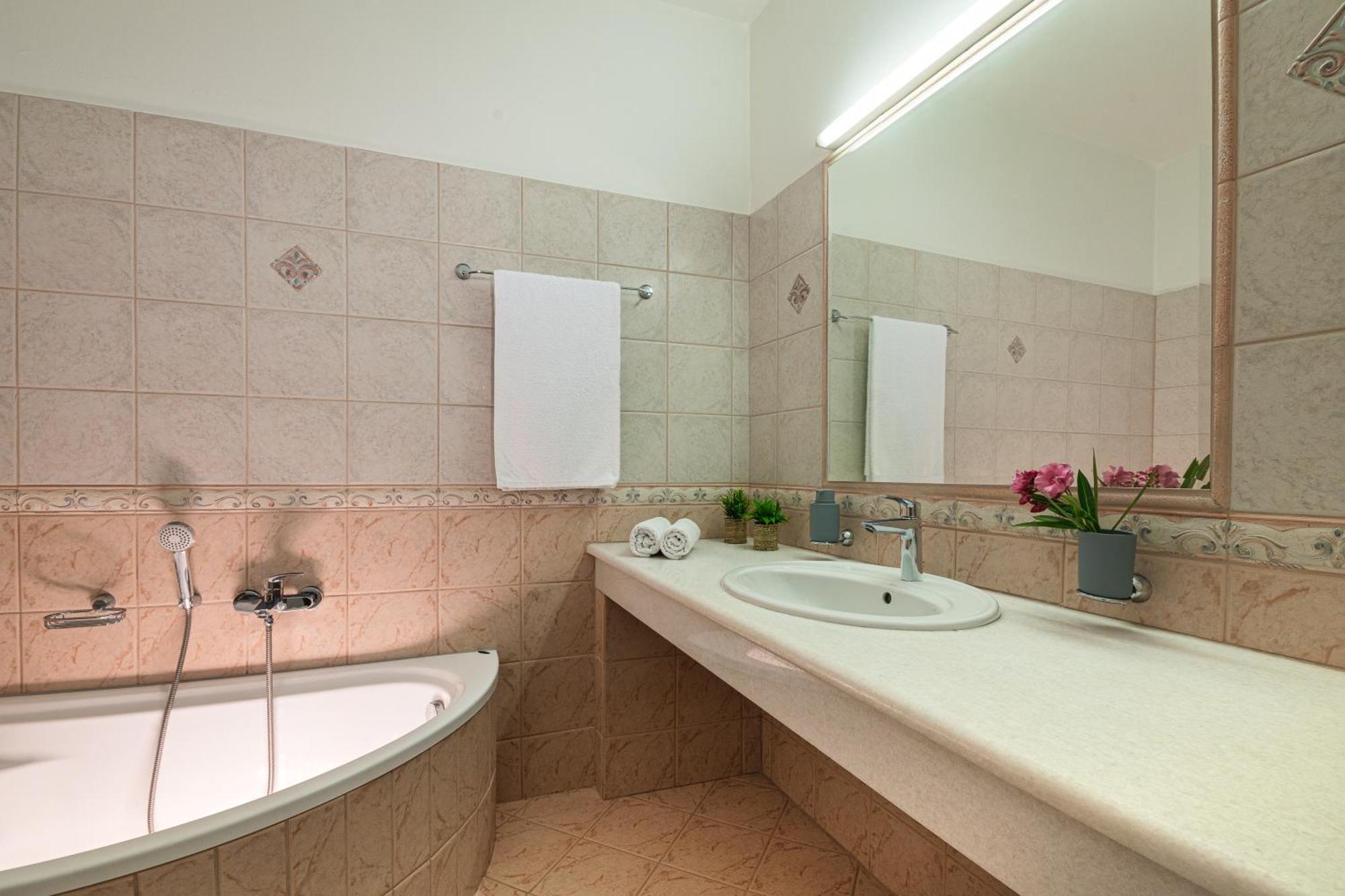 Villa Mariani II - In Lothiarika, Newly Renovated June 2024, Private Pool, Lindos 10 Min, Beach 120M Λάρδος Εξωτερικό φωτογραφία